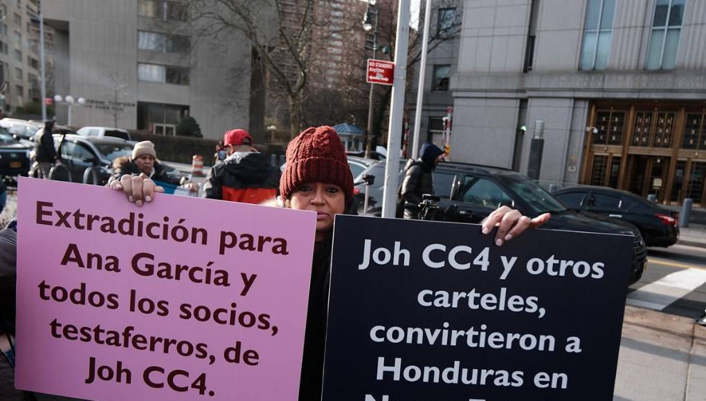 Juicio de JOH: Con banderas y pancartas, hondureños acuden a Corte de Nueva York