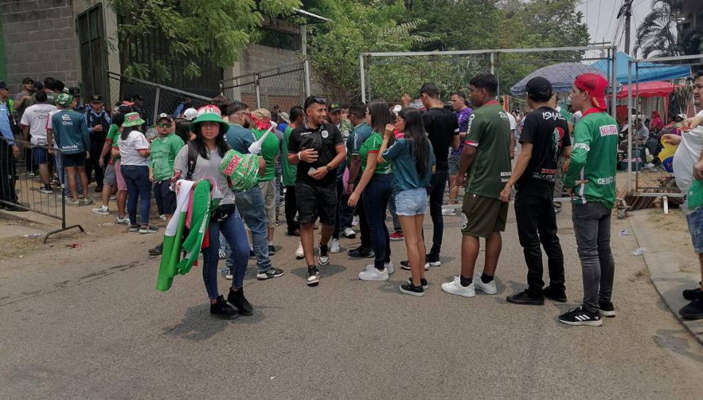 Bajo el fuerte Sol, aficionados de Marathón hacen largas filas en el Yankel