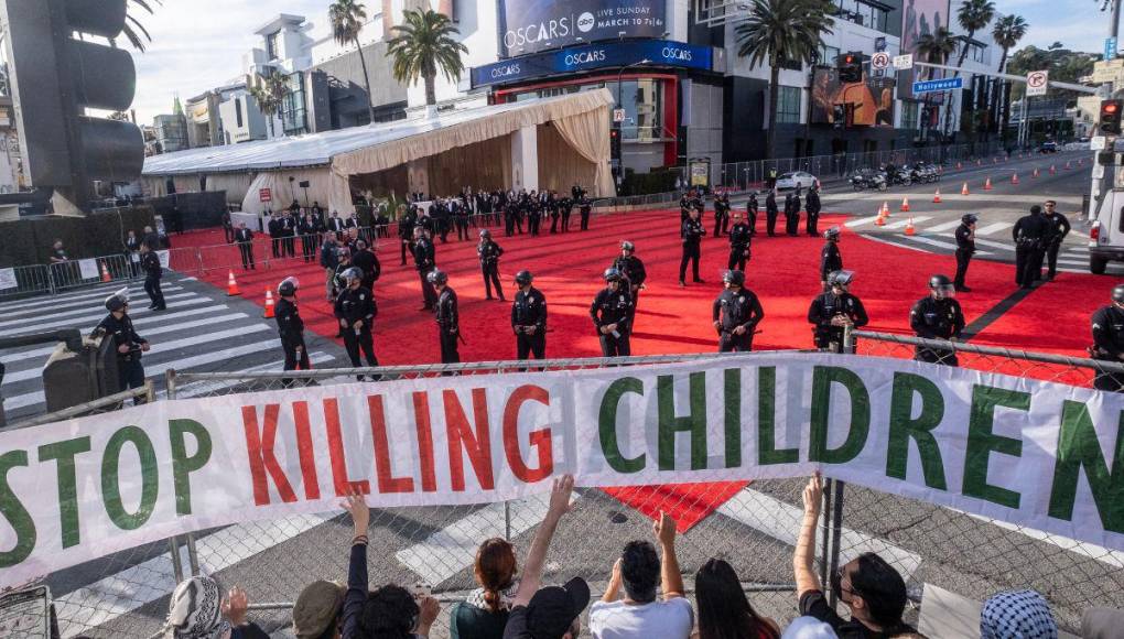 Piden por los niños en Palestina afuera del teatro Dolby de Los Ángeles