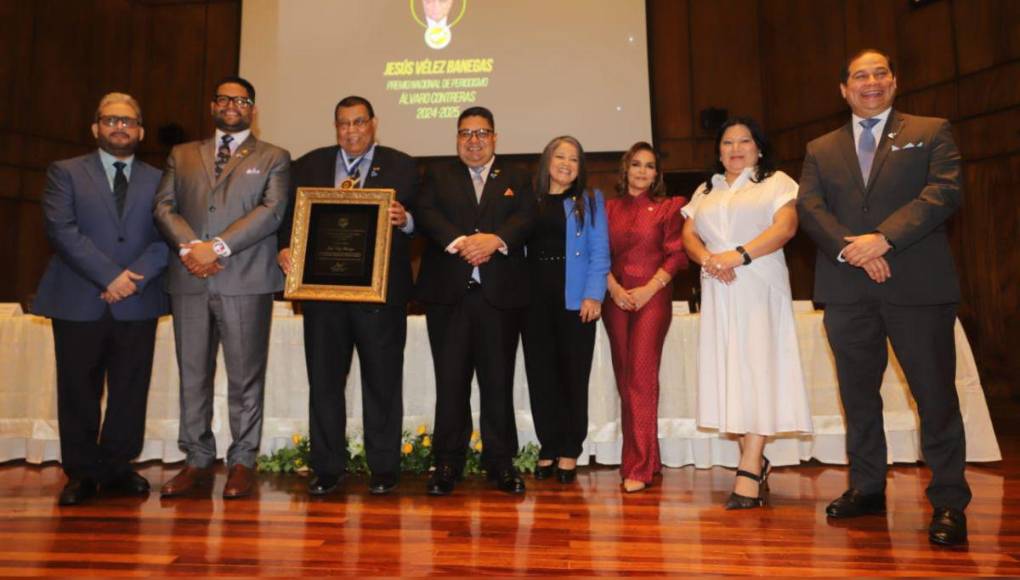 Las imágenes que dejó la entrega del premio Álvaro Contreras a Jesús Vélez