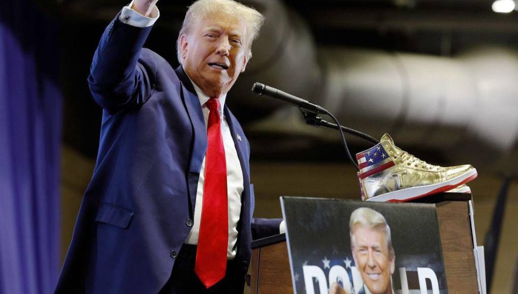 “Nunca te rindas”: los tenis que lanzó Trump para recuperarse tras millonaria multa