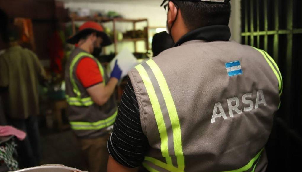 Con moscas y cucarachas: así encontraron productos de una carnicería en Comayagüela