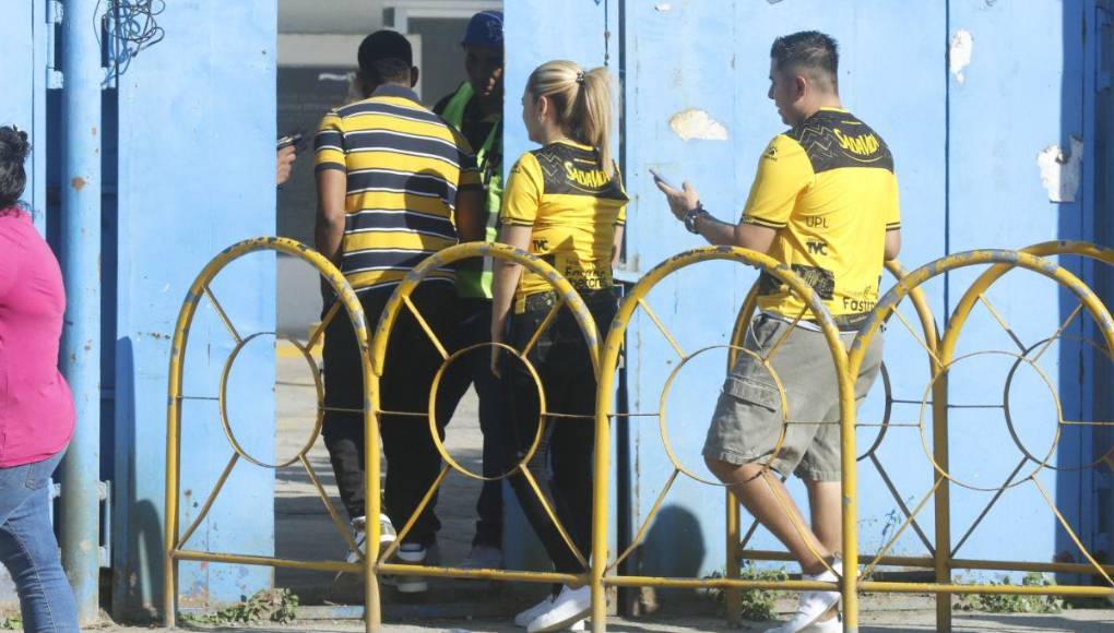 Hermosas chicas roban miradas en el clásico Real España vs Marathón