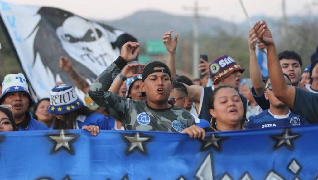 ¡LLEGA LA REVO! Las chicas roban miradas y Comayagua viste de Azul