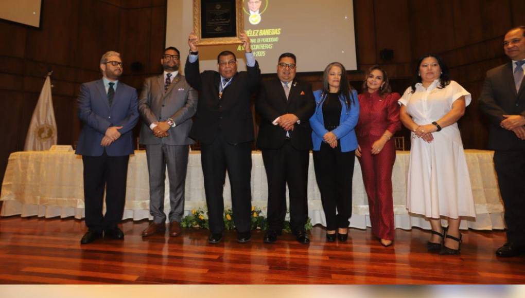 Las imágenes que dejó la entrega del premio Álvaro Contreras a Jesús Vélez