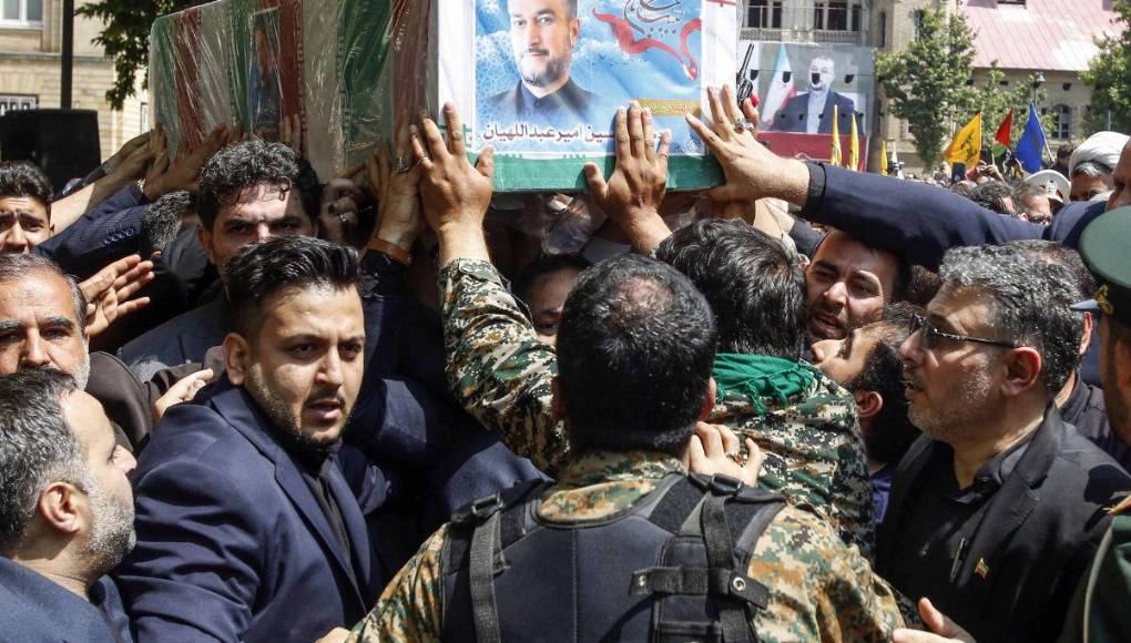 Millones de personas sepultan a presidente de Irán, víctima de accidente aéreo