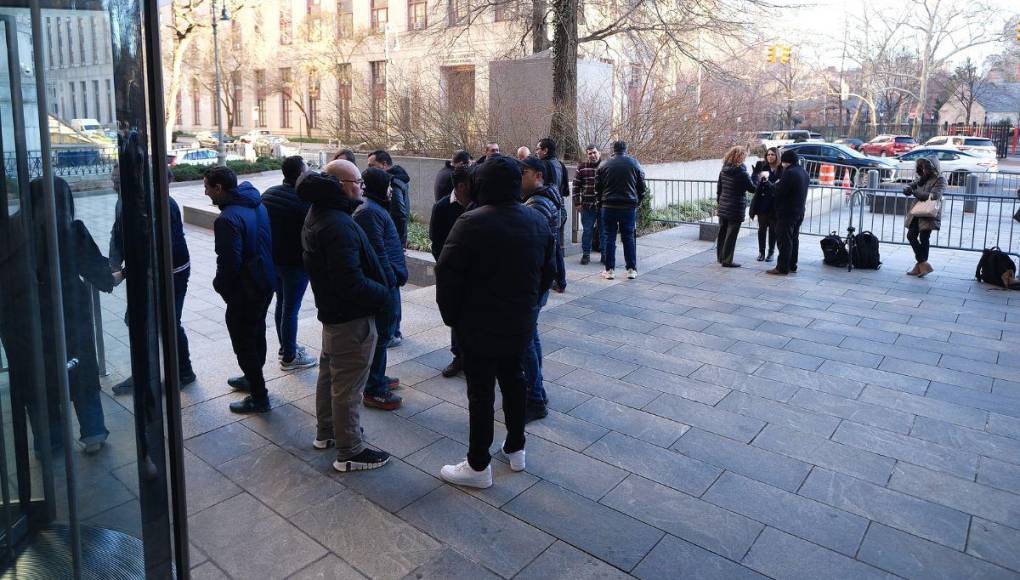Ciudadanos llegan a la Corte de Nueva York para conocer el veredicto en juicio de JOH