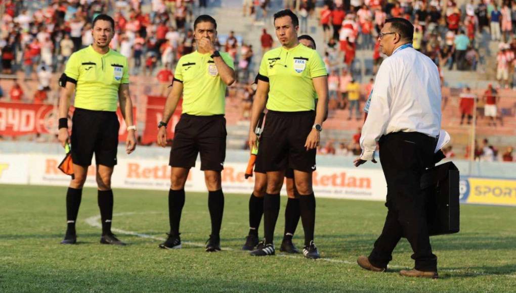 Bronca y reclamos al final del partido de no descenso entre Vida y Lobos