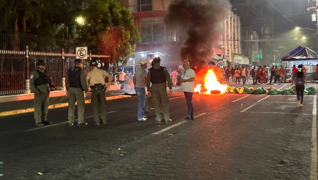 Con quema de llantas y cierre de calles, vendedores se niegan a desalojos en SPS