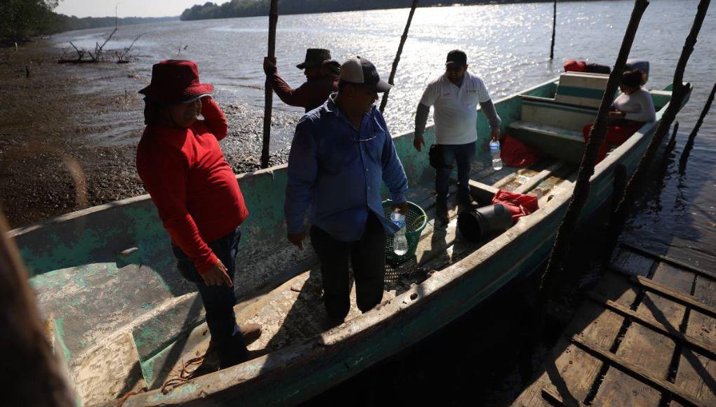 Con lagunas deterioradas y miedo a invertir: la realidad de los productores del camarón