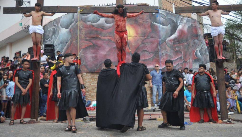 Impactante: La crucifixión de Jesús en el Vía Crucis de la iglesia El Calvario