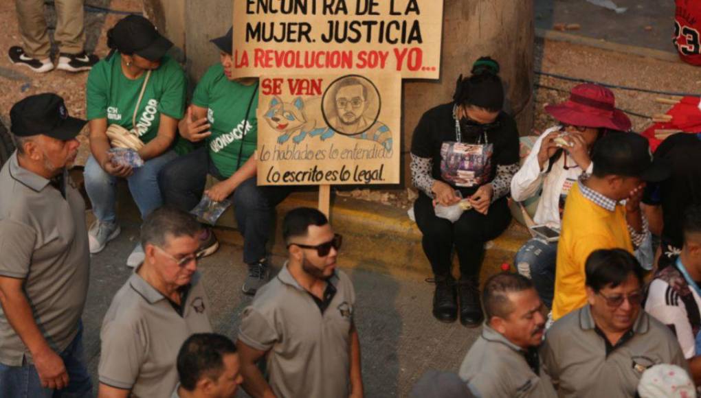 ¿Qué dicen las pancartas de los empleados en marcha del Día de los Trabajadores?