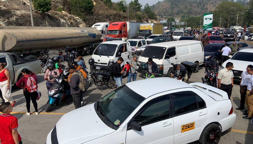 Caos vehicular, desmayados y vía bloqueada: las imágenes que dejó la protesta en la CA-5