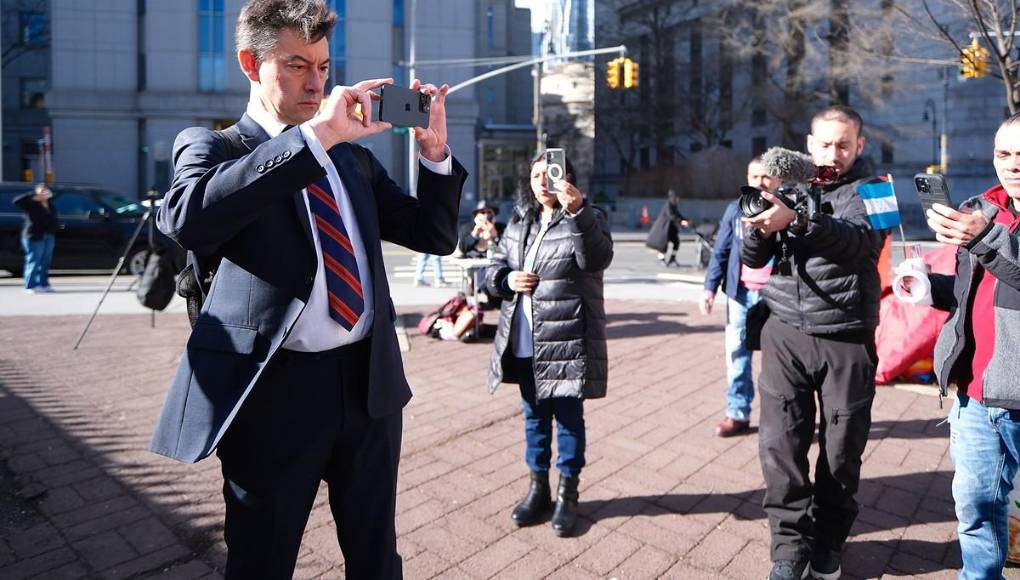 “Quiero mostrárselo al juez”: Renato Stabile graba protesta frente a Corte de Nueva York