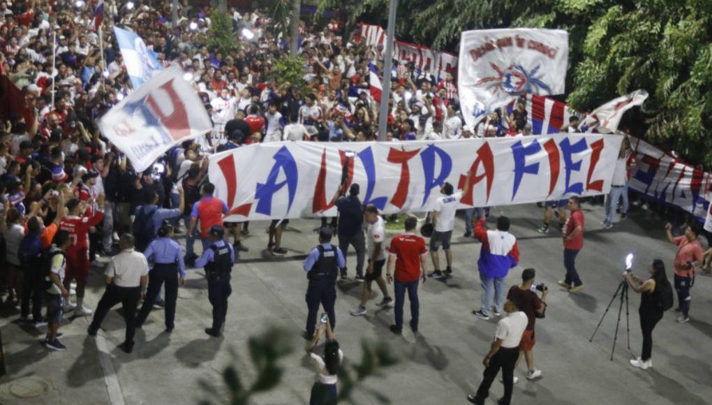 ¡Fiesta blanca en SPS! Así recibieron a Olimpia previo a la final contra Marathón