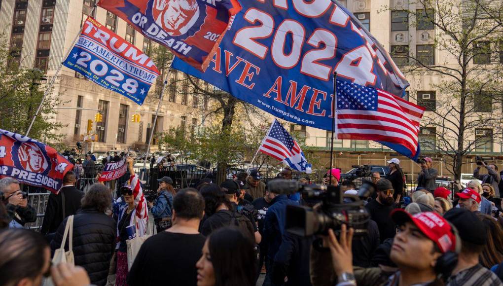 Juicio de Trump: a favor y en contra protestan afuera del tribunal en NY