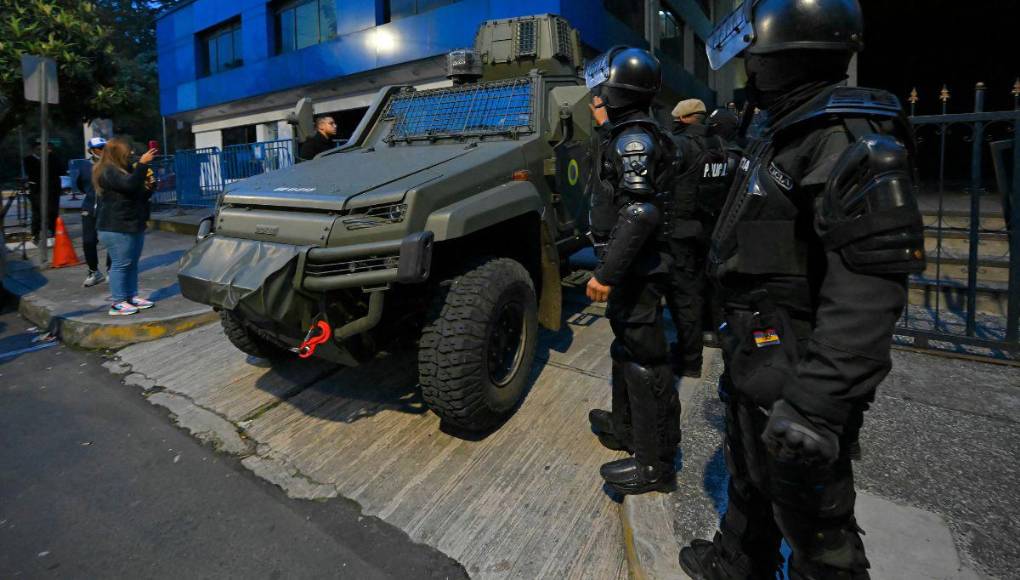 Así fue el asalto policial a la Embajada de México para capturar a ex vicepresidente de Ecuador