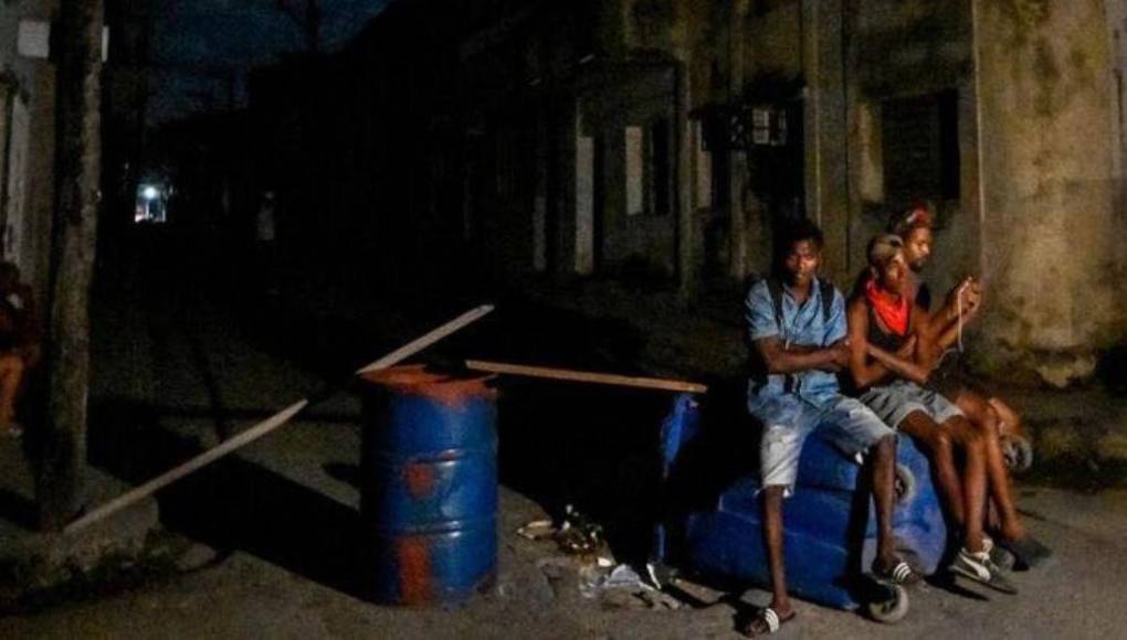 Cubanos salen a las calles en protesta por la escasez y apagones