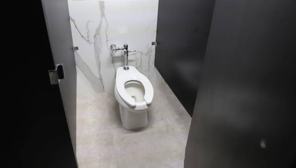 ¡De lujo! Así lucen los nuevos baños públicos en el centro de Tegucigalpa
