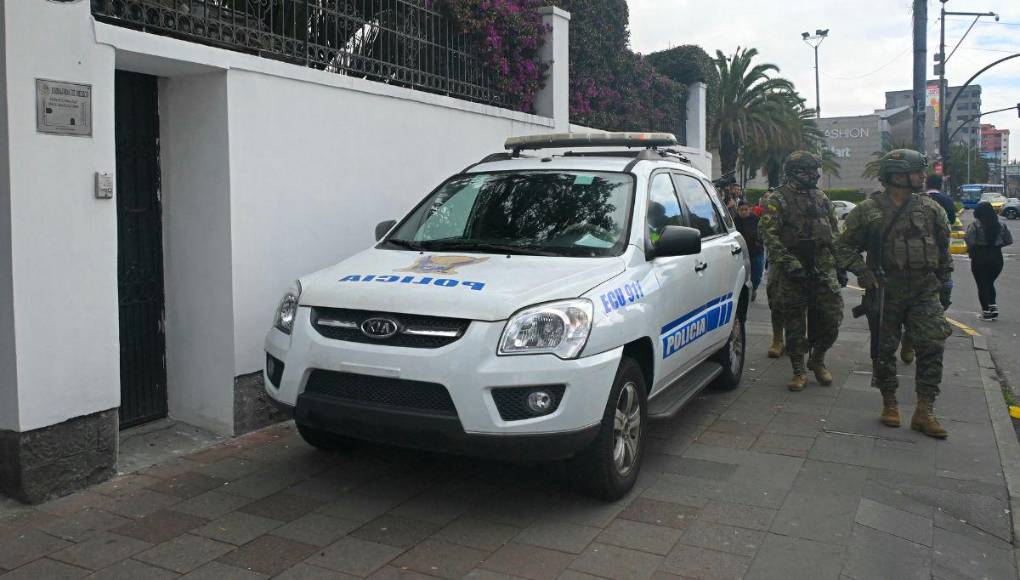 Así fue el asalto policial a la Embajada de México para capturar a ex vicepresidente de Ecuador