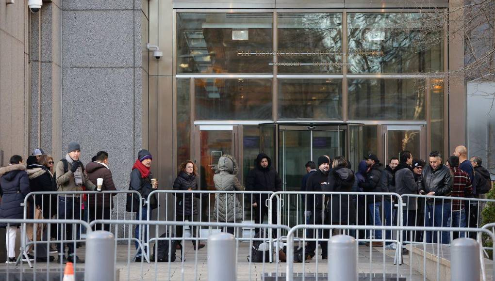 Ciudadanos llegan a la Corte de Nueva York para conocer el veredicto en juicio de JOH