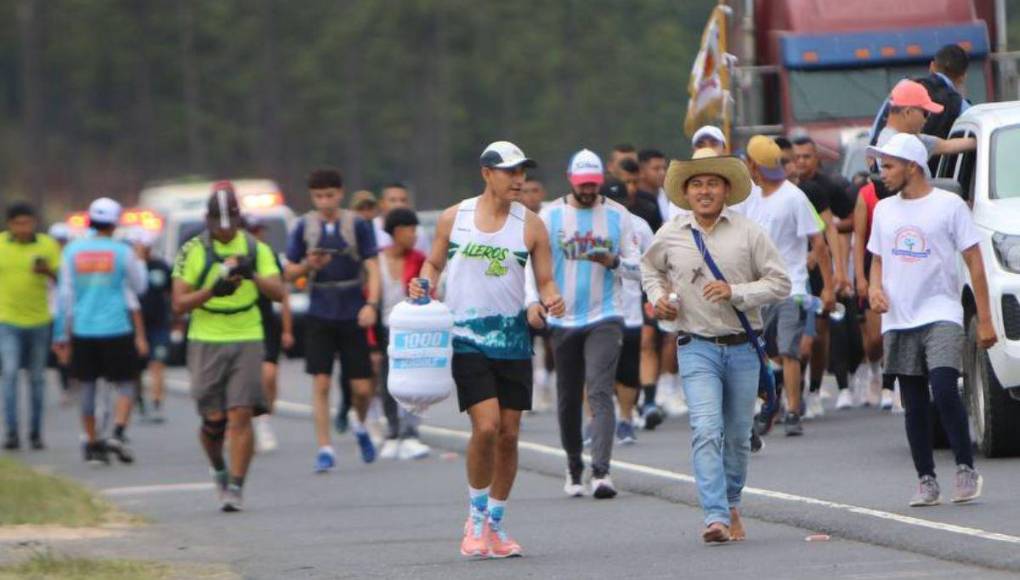 ¡Vuelve Alexander! joven que corre descalzo retoma la carrera junto a Shin Fujiyama