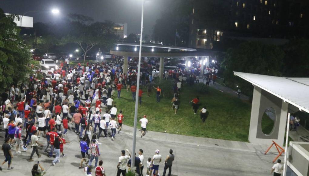¡Fiesta blanca en SPS! Así recibieron a Olimpia previo a la final contra Marathón