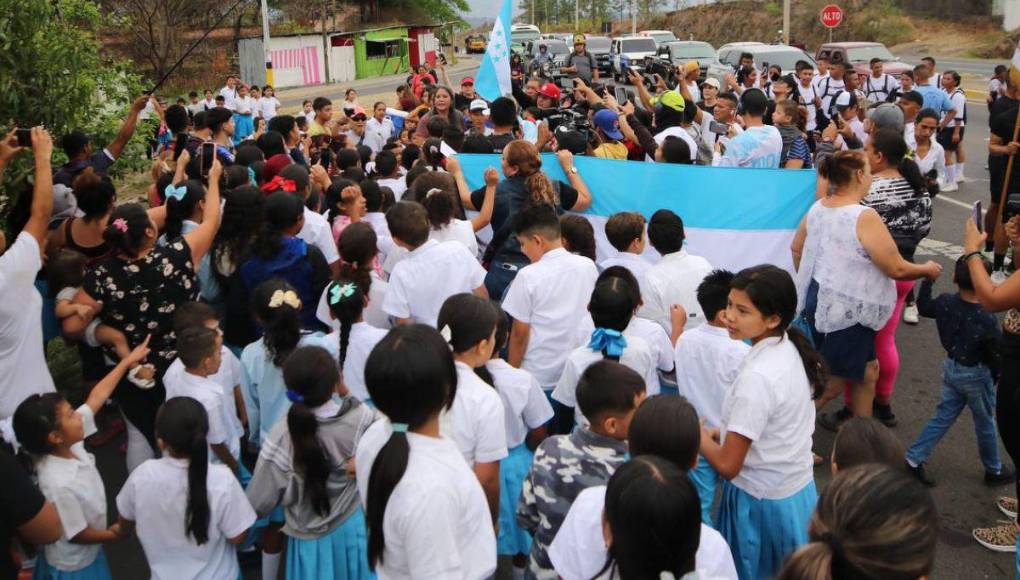 ¡Vuelve Alexander! joven que corre descalzo retoma la carrera junto a Shin Fujiyama