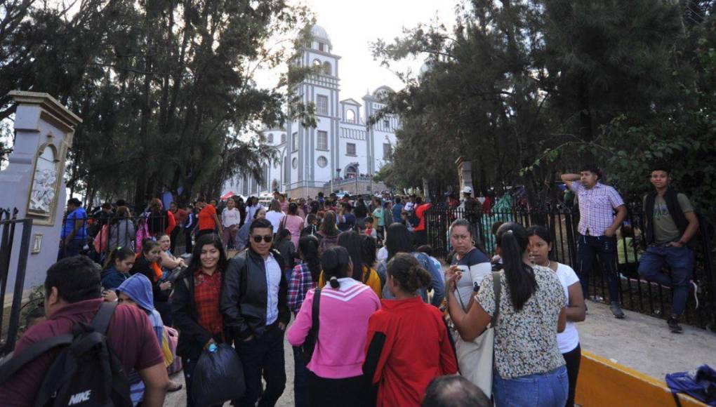 Políticos y fieles rinden tributo a la Virgen de Suyapa en solemne eucaristía por su 277 aniversario