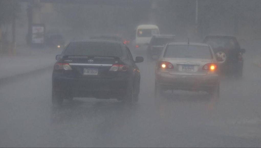 Imágenes: fuerte lluvia aplaca el calor en la capital este domingo