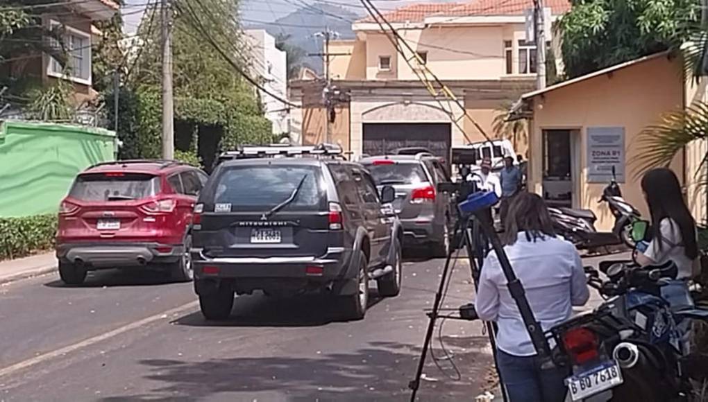 Una que otra visita: ambiente en alrededores de residencia de Juan Orlando Hernández en la capital