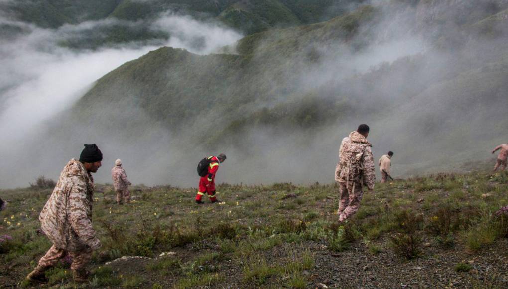 Imágenes del rescate de cuerpos de accidente de helicóptero donde murió presidente iraní