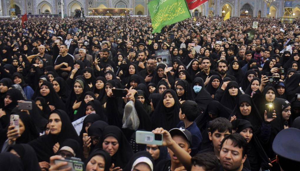 Millones de personas sepultan a presidente de Irán, víctima de accidente aéreo