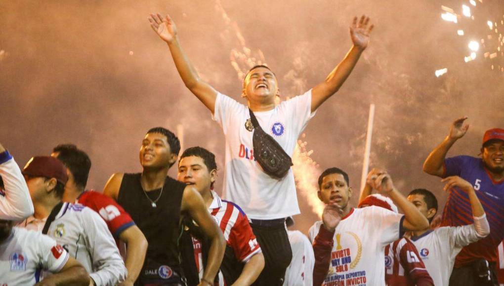 Espectacular llegada de la Ultra Fiel para el clásico Olimpia vs Motagua