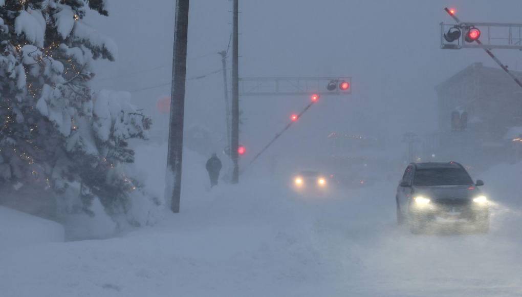 Intensa nevada paraliza California, EUA; miles de personas sin electricidad