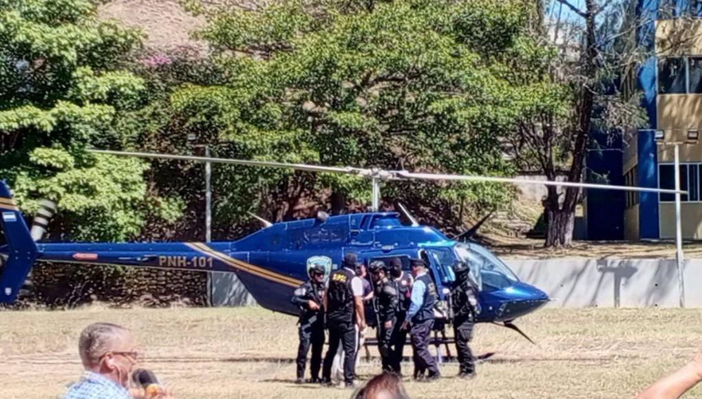 En helicóptero y haciendo señas llegó el extraditable Jorge Luis Aguilar