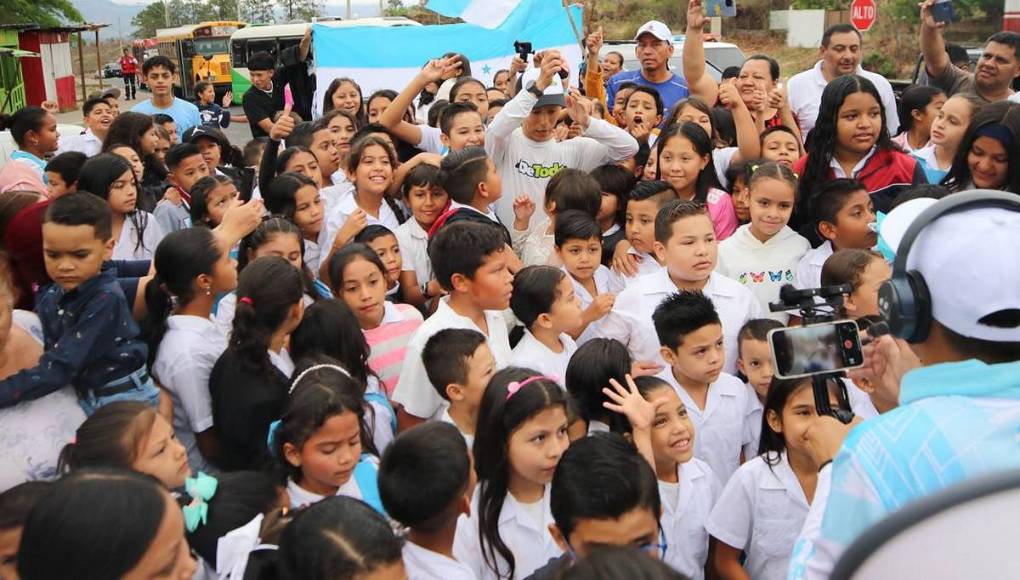 “Eres el héroe de los niños”: Emoción de escolares al recibir a Shin Fujiyama en Tegucigalpa