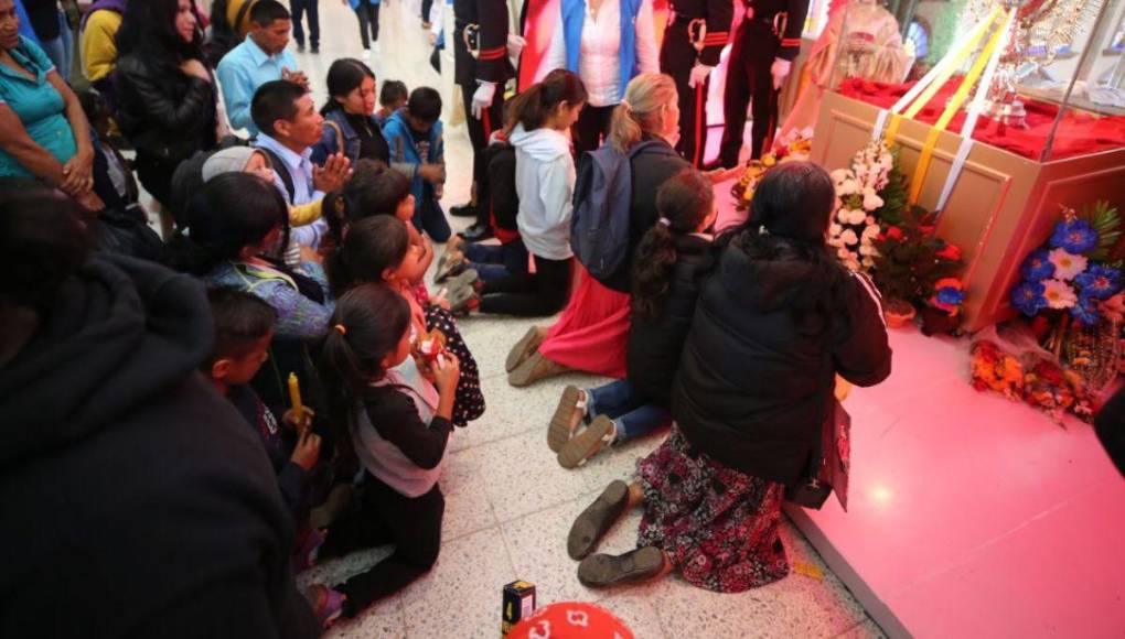 Feligreses se agolpan en la Basílica para honrar a la Virgen de Suyapa