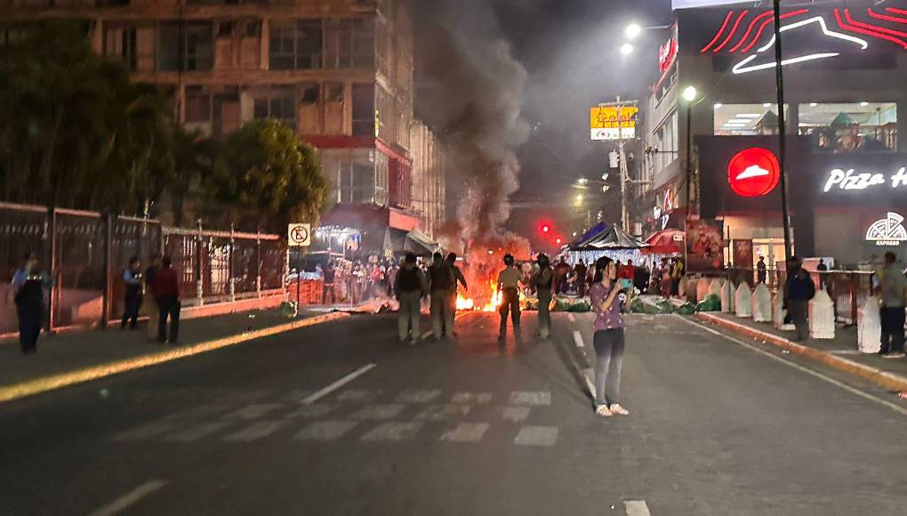 Con quema de llantas y cierre de calles, vendedores se niegan a desalojos en SPS