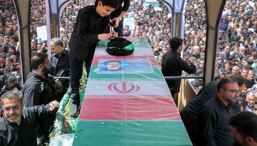 Millones de personas sepultan a presidente de Irán, víctima de accidente aéreo