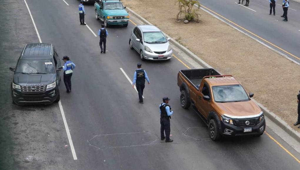 Caravanas de veraneantes abarrotan salidas al Sur y al Norte de la capital