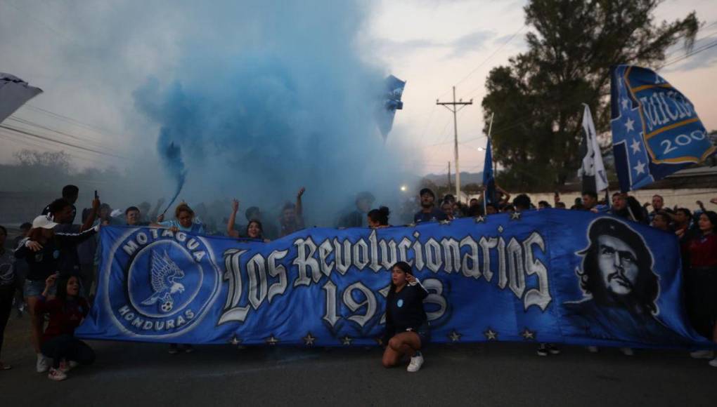 ¡LLEGA LA REVO! Las chicas roban miradas y Comayagua viste de Azul