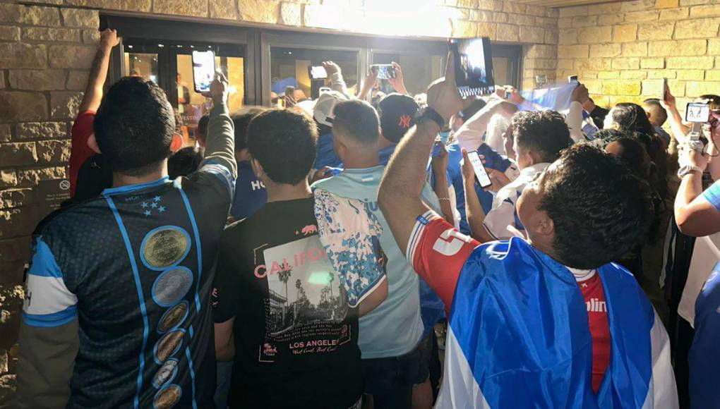¡Euforia por la H! Banderazo de los aficionados de la Selección de Honduras