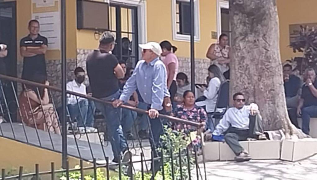 Tristeza y consternación en velatorio de esposa e hijo de Rubén Matamoros