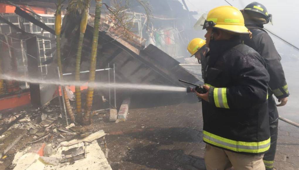 Una llantera, licorera y tienda ropa: negocios afectados por incendio en La Pradera