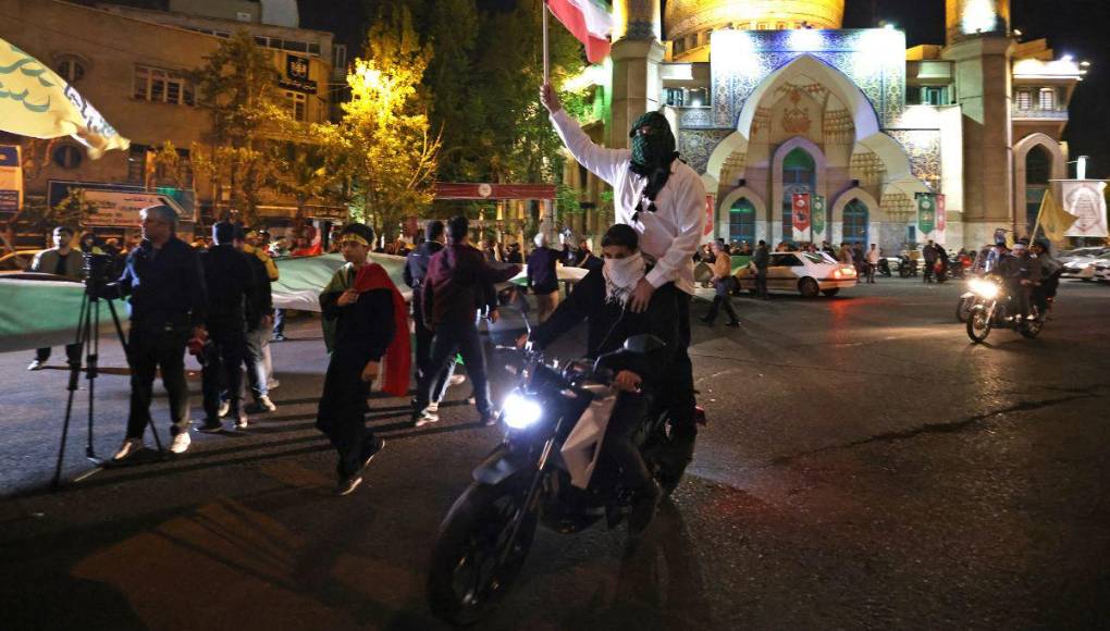 Ciudadanos de Irán celebran ataque con drones a Israel