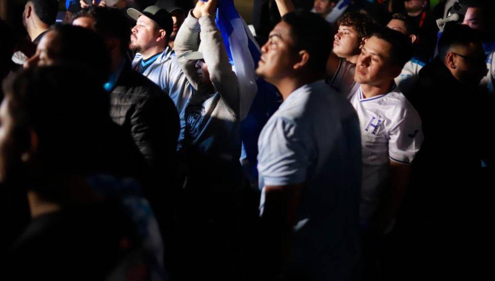 ¡Euforia por la H! Banderazo de los aficionados de la Selección de Honduras