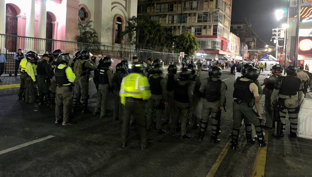 Con quema de llantas y cierre de calles, vendedores se niegan a desalojos en SPS