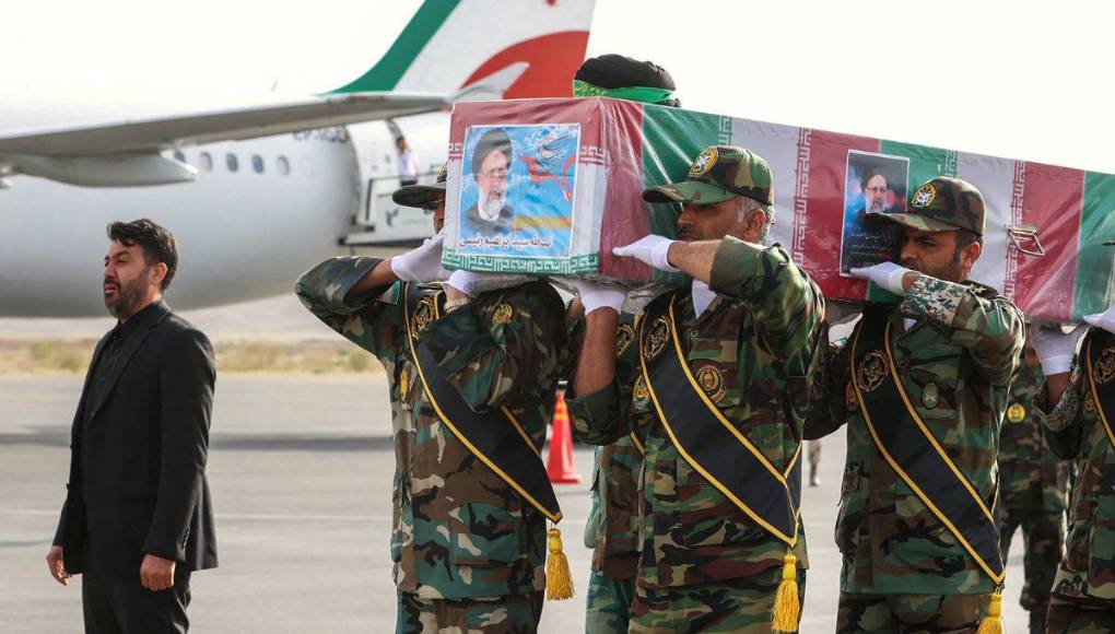 Millones de personas sepultan a presidente de Irán, víctima de accidente aéreo