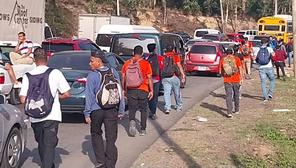 Largas filas en El Durazno por protesta de pacientes renales